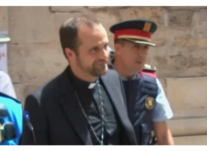 Il vescovo viene scortato dalla polizia Il vescovo viene scortato dalla polizia