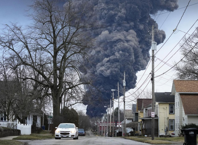 East Palestine, Ohio: l'incendio tossico del treno deragliato East Palestine, Ohio: l'incendio tossico del treno deragliato