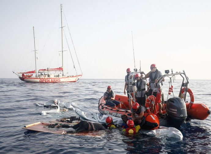 Open Arms, il recupero dei corpi in mare aperto