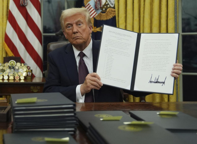 Donald Trump firma i primi ordini esecutivi (La Presse) Donald Trump firma i primi ordini esecutivi (La Presse)