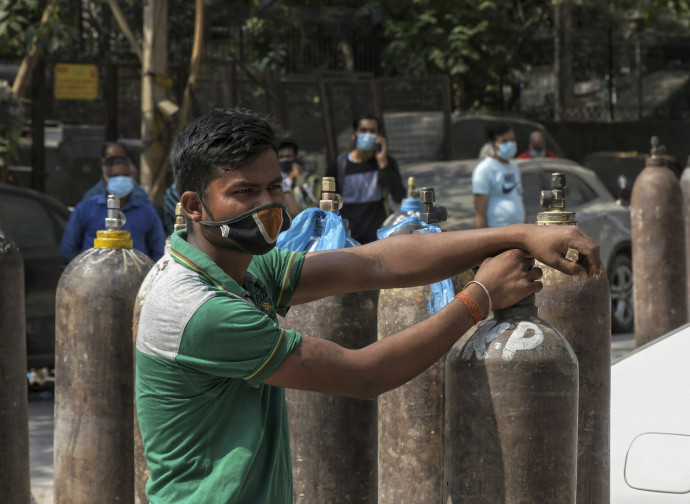 Delhi, scorta di bombole d'ossigeno Delhi, scorta di bombole d'ossigeno