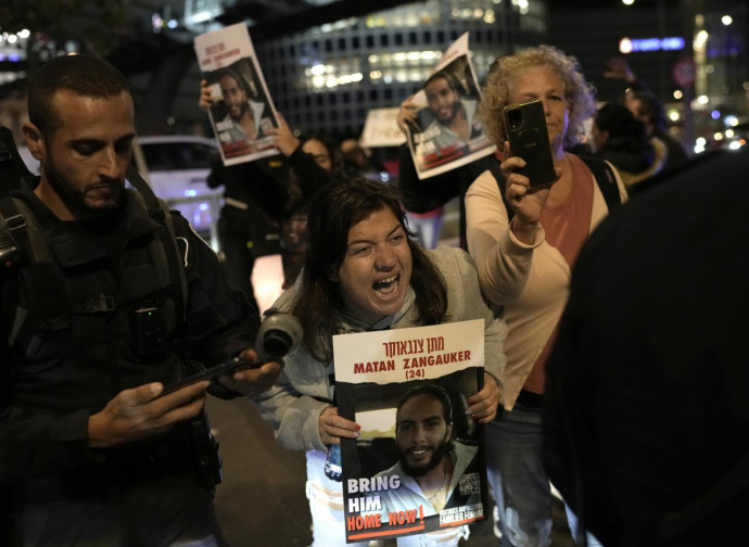 La protesta dei famigliari degli ostaggi (La Presse) La protesta dei famigliari degli ostaggi (La Presse)