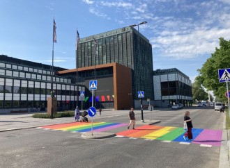 Altre strisce pedonali arcobaleno rimosse
