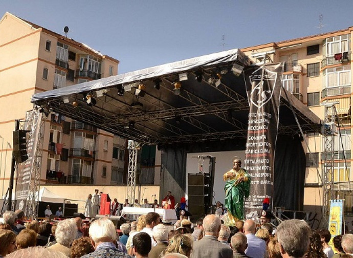 Il palco a Nichelino per la messa e il concerto