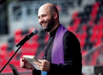 Le torture a padre Olszewski, prigioniero politico nella Polonia di Tusk