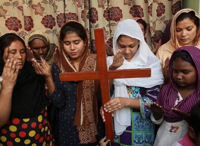Donne pachistane pregano per Asia Bibi