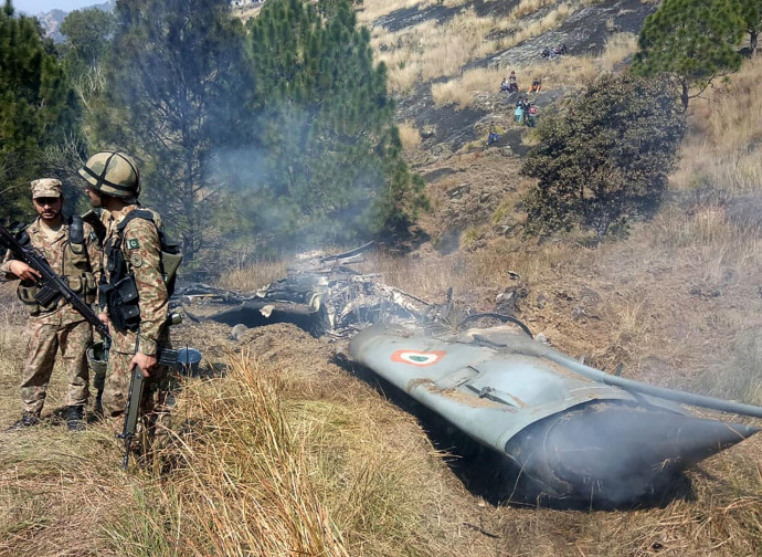Il jet indiano abbattuto dai pakistani Il jet indiano abbattuto dai pakistani
