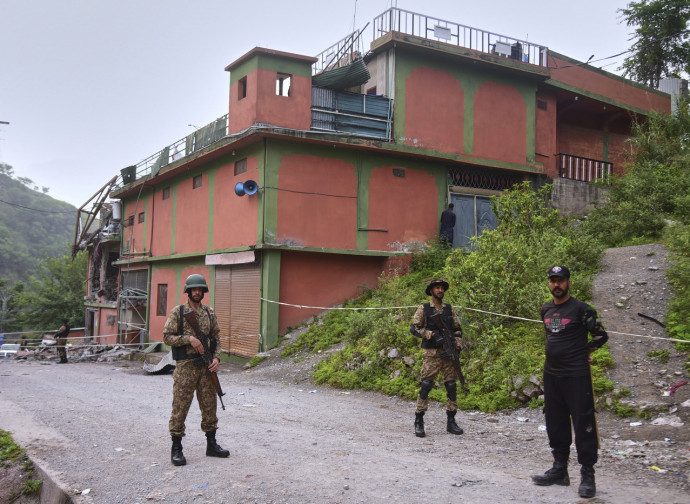 Soldati pakistani presidiano una moschea danneggiata dal bombardamento indiano (La Presse) Soldati pakistani presidiano una moschea danneggiata dal bombardamento indiano (La Presse)