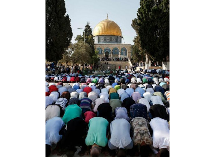 Musulmani in preghiera a Gerusalemme Musulmani in preghiera a Gerusalemme
