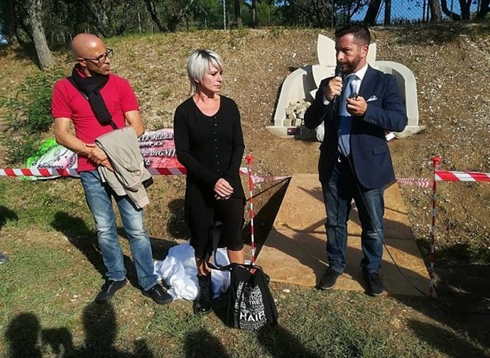 I genitori e lo zio di Pamela durante la cerimonia di inaugurazione della lapide