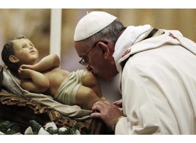 Il Papa bacia Gesù Bambino nel Presepe