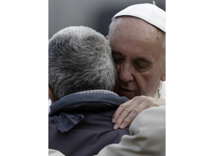 Papa Francesco abbraccia un malato