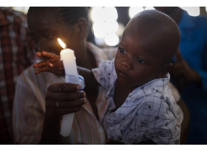 Le preghiere in Kenya per gli studenti uccisi Le preghiere in Kenya per gli studenti uccisi