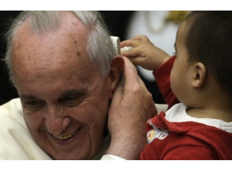 Papa Francesco alle famiglie extra-large. La politica: «Fa troppo poco per voi»