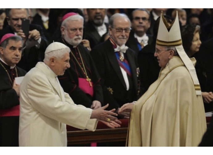 L'abbraccio dei due Papi al Concistoro L'abbraccio dei due Papi al Concistoro