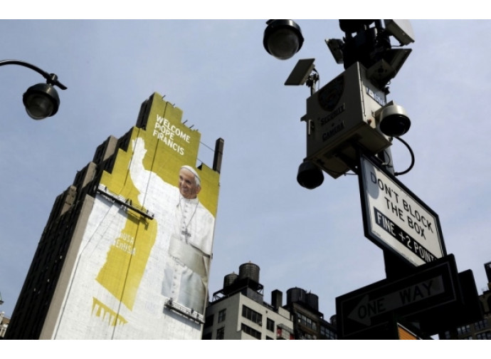 La gigantografia che annuncia la visita di papa Francesco a New York La gigantografia che annuncia la visita di papa Francesco a New York