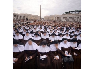 Il Papa ricorda che «è la sofferenza che crea i santi»