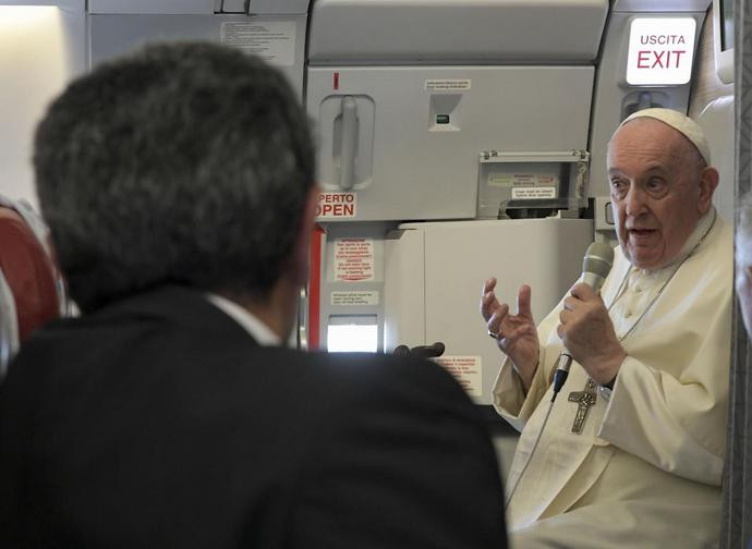 Papa Francesco durante la conferenza stampa in aereo Papa Francesco durante la conferenza stampa in aereo