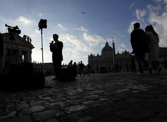 Giornalisti ieri sera in attesa in Piazza San Pietro