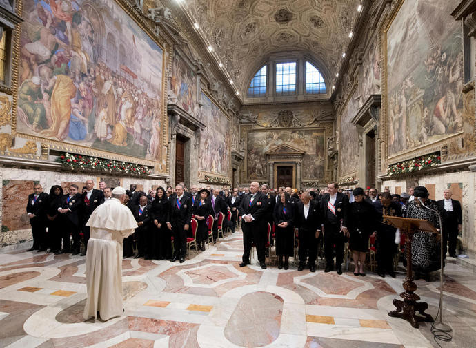 Il Papa parla al Corpo Diplomatico Il Papa parla al Corpo Diplomatico