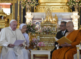 Il Papa dona al patriarca buddista il documento di Abu Dhabi