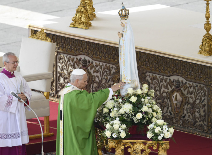 Papa Leone XIV benedice la statua della Madonna di Fatima (La Presse)