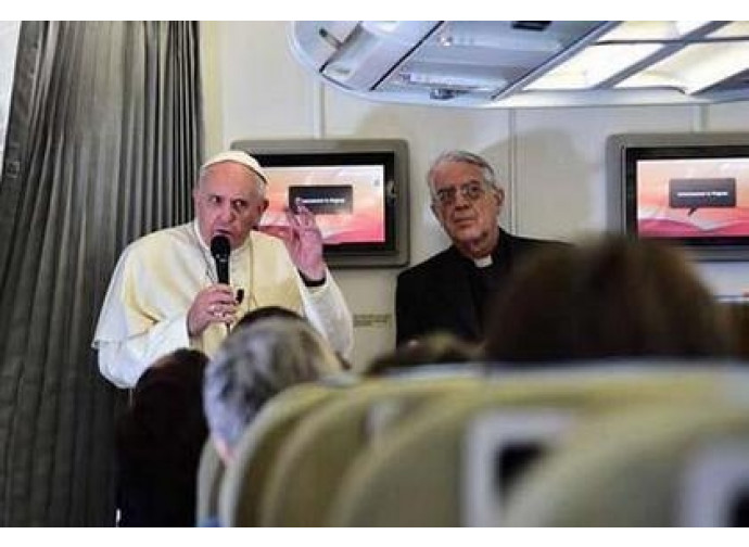 Il Papa sull aereo per le Filippine Il Papa sull aereo per le Filippine