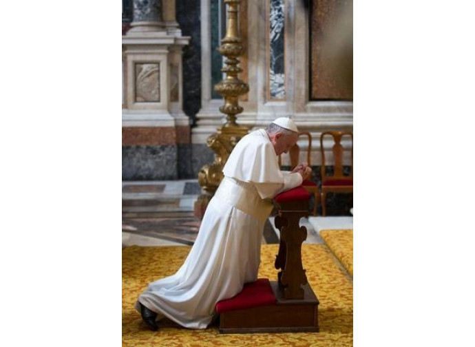 Papa Francesco in preghiera