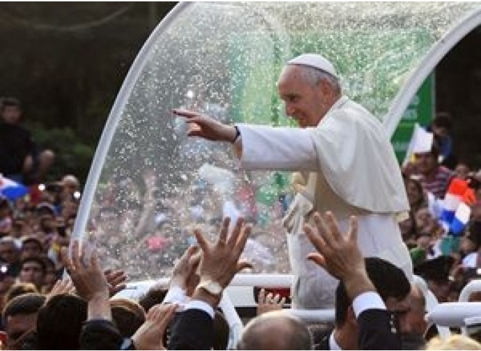 Paraguay, il Papa sotto la pioggia Paraguay, il Papa sotto la pioggia