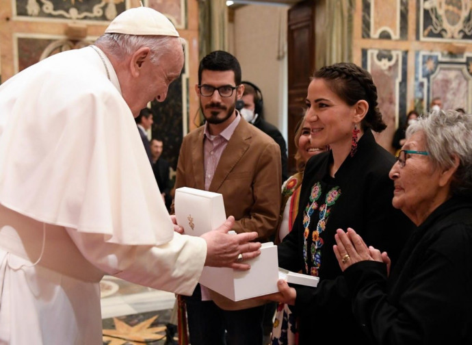 Il Papa in Vaticano con delegazioni di indigeni_aprile 2022 (foto Vatican Media) Il Papa in Vaticano con delegazioni di indigeni_aprile 2022 (foto Vatican Media)