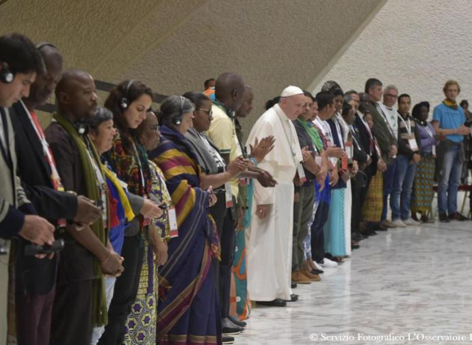 Il Papa con i rappresentanti dei Movimenti Popolari Il Papa con i rappresentanti dei Movimenti Popolari
