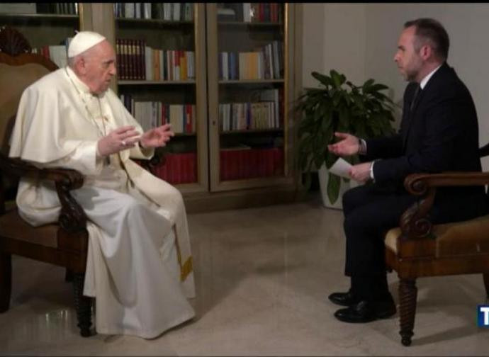 Il papa intervistato al TG5 Il papa intervistato al TG5