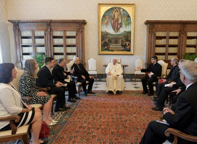 Il Papa con i direttori delle riviste gesuite Il Papa con i direttori delle riviste gesuite