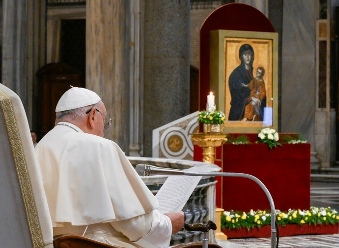 Il Papa al rosario per la pace in Santa Maria Maggiore Il Papa al rosario per la pace in Santa Maria Maggiore