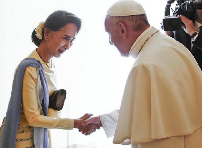 Il Papa con Aung San Suu Kyi Il Papa con Aung San Suu Kyi