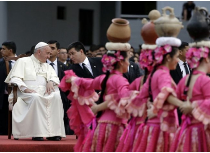 Il papa all'arrivo in Paraguay