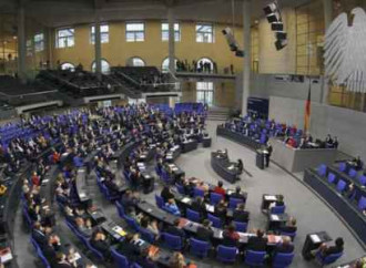 Germania, stop alla legge sull'autoidentificazione trans
