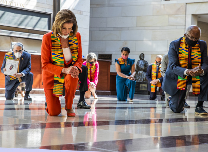 Nancy Pelosi con la stola kente