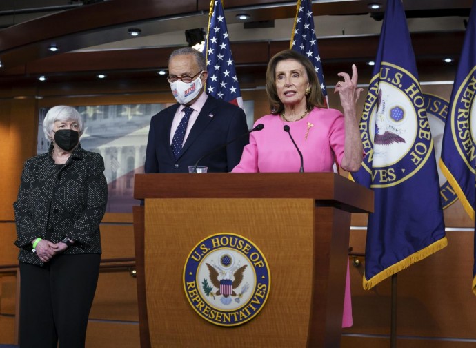 Nancy Pelosi, con Chuck Schumer e Janet Yellen