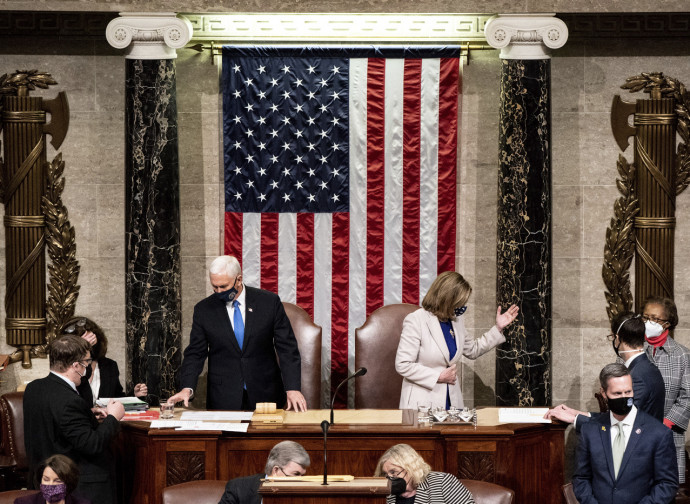Mike Pence e Nancy Pelosi certificano la vittoria di Biden Mike Pence e Nancy Pelosi certificano la vittoria di Biden