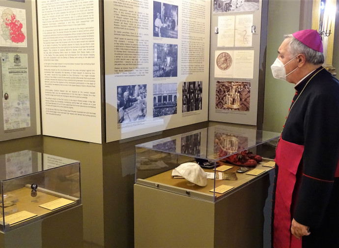 Mons. Pennacchio, attuale Nunzio apostolico a Varsavia visita la mostra su Pio XI (foto di Lukasz Krzysztofka)