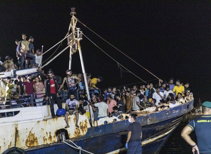 Immigrati in arrivo a Lampedusa su un vecchio peschereccio Immigrati in arrivo a Lampedusa su un vecchio peschereccio