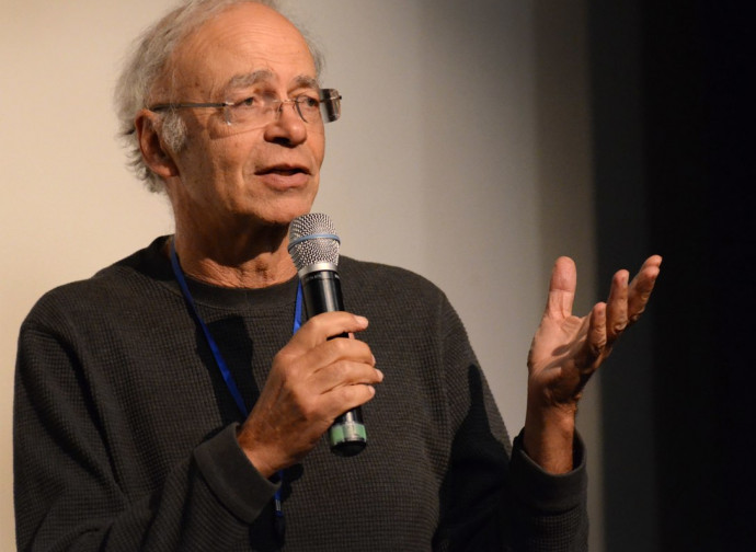 Peter Singer nel 2015 (licenza CC, foto di Mal Vickers)