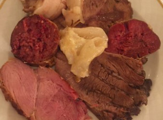 Bollito con salsa pearà