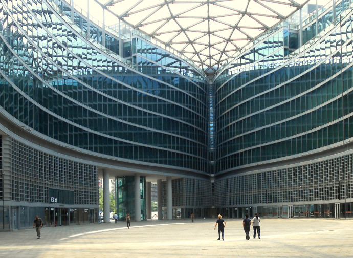 Piazza Lombardia, nella sede della Regione