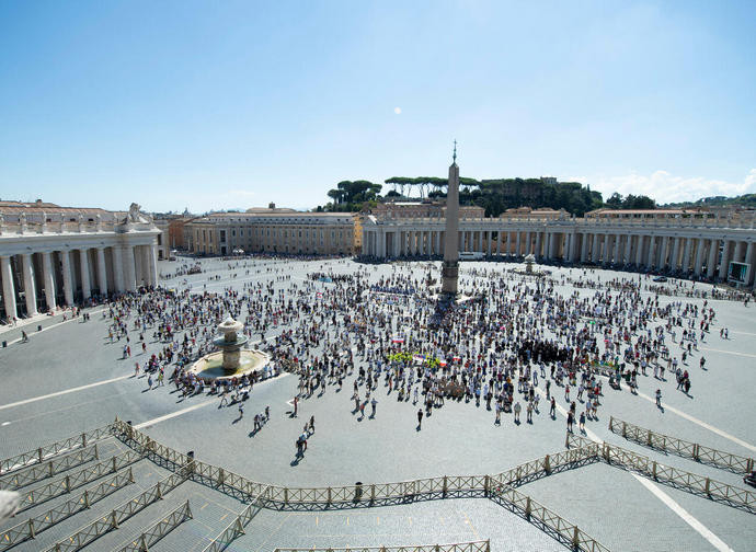 Piazza san Pietro durante l'Angelus Piazza san Pietro durante l'Angelus