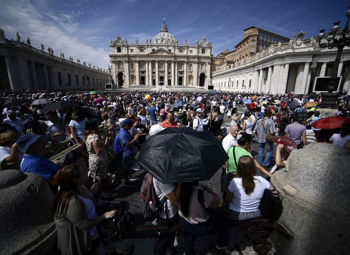 Piazza San Pietro affollata