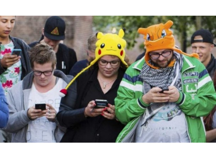 Giocando a Pokemon Go Giocando a Pokemon Go