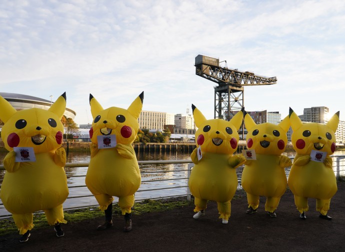Manifestanti vestiti da Pikachu a Glasgow Manifestanti vestiti da Pikachu a Glasgow