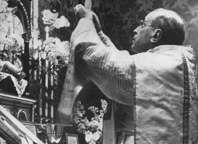 Pio XII celebra messa